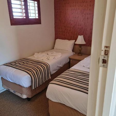 Country Plaza Motel Тари Экстерьер фото