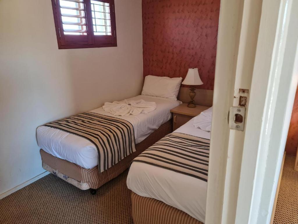 Country Plaza Motel Тари Экстерьер фото